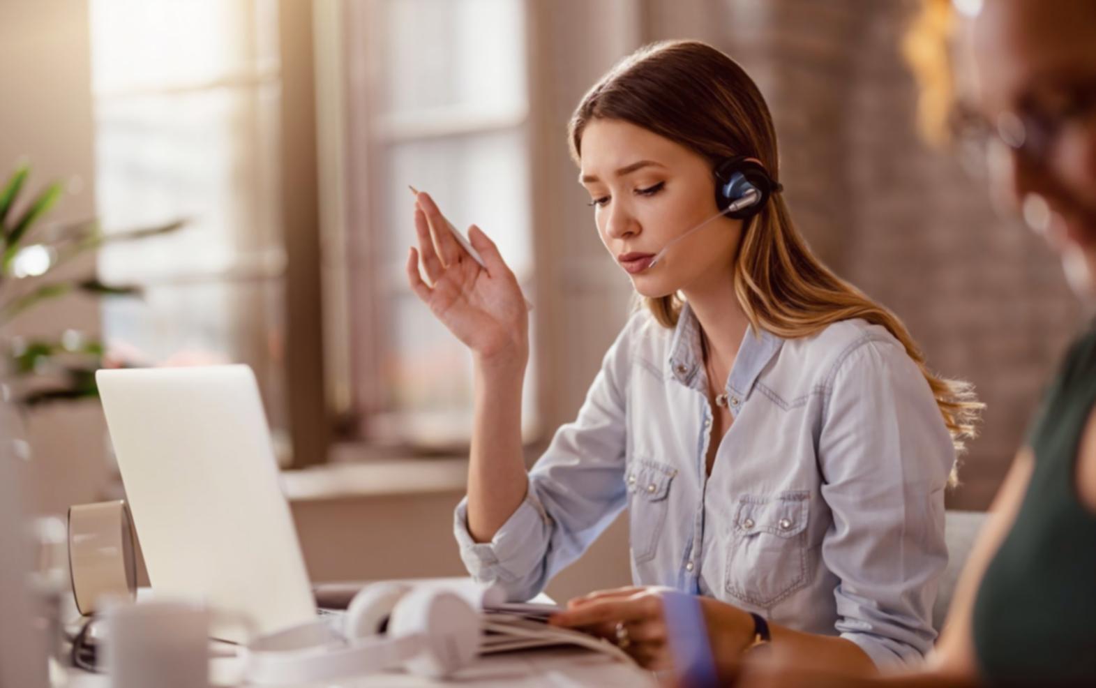 Deelnemer aan de slag met budgetcursus op laptop